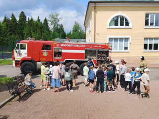 Школьники Подольнихи примерили экипировку спасателей и закрепили правила пожарной безопасности