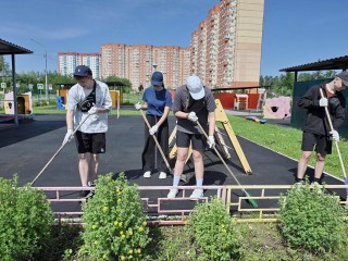 Школьники Власихи благоустраивают территорию школы Попова в рамках летней трудовой программы
