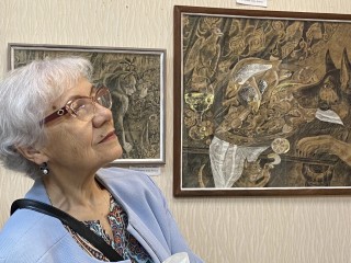 В Ашукинской библиотеке открылась выставка Елены Догониной «Милый сердцу уголок»