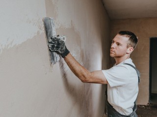 Средняя стоимость услуг по постройке загородного дома составила около ₽33 тыс. за кв. м