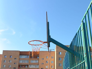 На спортплощадке Первомайской улицы починили опасный баскетбольный щит