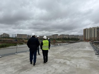 Мост через Черное озеро почти готов: как продвигается строительство парка «Дружба»