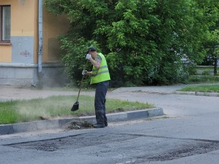Дворникам указали строго соблюдать график уборки на улице Подмосковной
