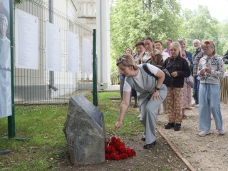 Режиссер Егор Кончаловский открыл выставку «Традиции милосердия» в Абрамцеве