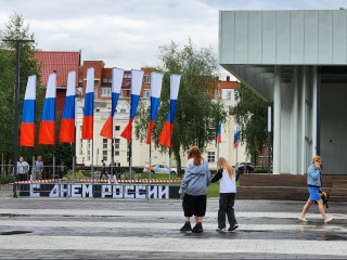 Улицы Лобни украсили флагами ко Дню России