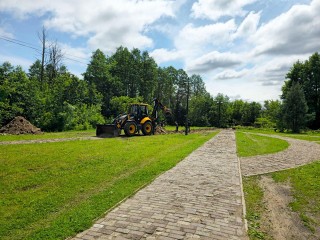 В сквере у реки Воймеги старую тротуарную плитку меняют на асфальт