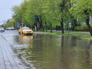 В микрорайоне Лопатинский ликвидировали подтопление дороги