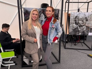 Анна Семенович и Эвелина Бледанс сфотографировались с «Домодедовским Ломоносовым»