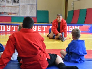 Многократный чемпион мира по самбо поделился секретами мастерства с лыткаринцами