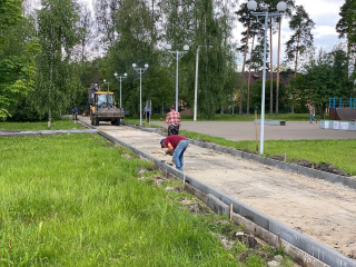 В городском парке Электрогорска устанавливают бордюрный камень