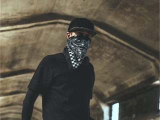В Химках двое мужчин средь бела дня украли стол с уличной веранды