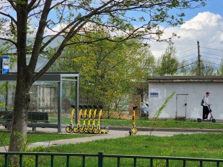 Самокат на крышу припарковали неопознанные шутники в Бронницах
