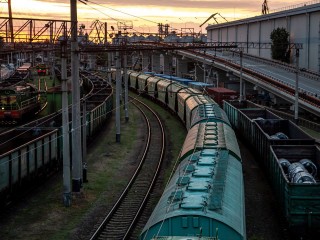 Вековой рекорд по выгрузке вагонов установили на станции Селятино