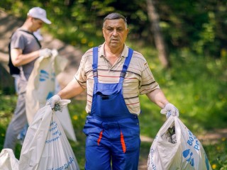 Житель Воскресенска собрал с сыном две телеги мусора у пруда на Коммуне