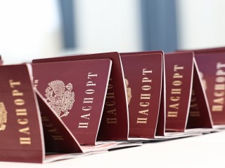 Подросткам в Лобне выдают сразу два паспорта