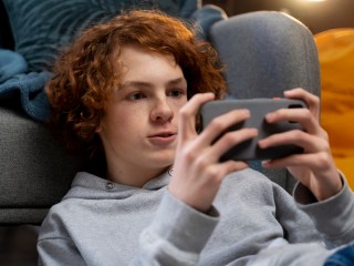 Офтальмолог объяснила, почему опасно смотреть сериалы на телефоне