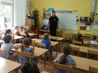 Маленьким дзержинцам в игровой форме рассказывают, как вести себя на дороге