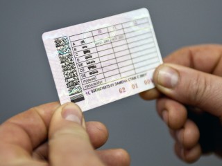 Кому и в какие сроки надо поменять водительские права в 2025 году