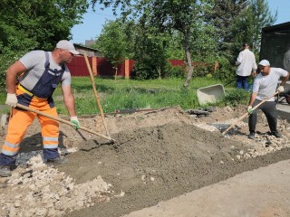 В деревне Новой под Серпуховом обустраивают современный тротуар вдоль дороги