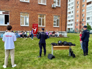 Полицейские Павловского Посада показали школьникам, как правильно делать зарядку