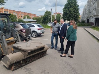 В Кашире-2 возобновили уборку улиц с приходом механизатора в штат УК