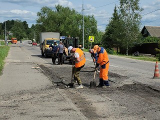 Ямочный ремонт по современной технологии провели дорожники в Малых Петрищах