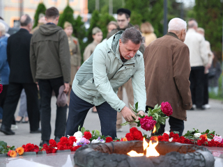 Дмитров помнит: в четыре утра жители пришли к мемориалу «Вечный огонь» (видео)