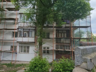 Капремонт фасада дома 8 в мкр Дзержинец завершится в конце июля