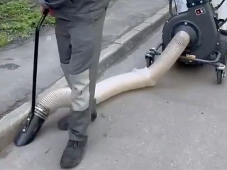 Новые бензиновые пылесосы помогают дворникам Лобни убирать улицы в 10 раз быстрее