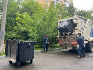 Жителям Звенигорода пояснили, почему их будят по утрам мусоровозы