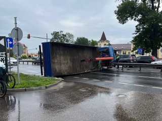В Луховицах перевернувшийся грузовик перекрыл движение в сторону Москвы