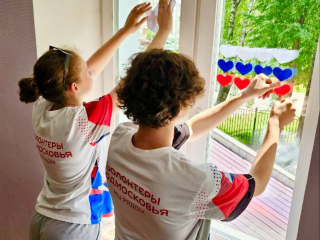 Окна жилых домов и социальных учреждений Электрогорска украсили символами России