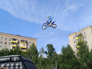 Сальто на багги: единственный в стране исполнитель показал трюк жителям Лобни