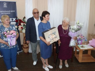 В Лотошине чествовали 90-летнюю активистку патриотического движения Галину Мигачеву