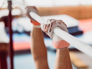 Спортсмен в Солнечногорске превратил набережную Сенежа в гимнастическую арену