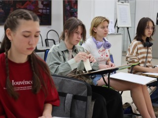 Юные художники Реутова создали портреты ветерана специальной военной операции