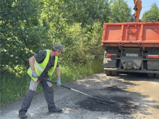 В Рождествено приступили к ямочному ремонту улицы Сиреневая