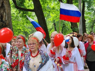 Жители Фрянова организовали праздничное шествие с российским триколором
