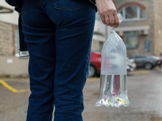 В Железнодорожном подростки попросили прощения у девушки и облили ее водой