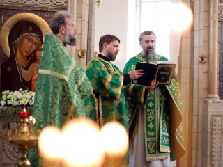 Православные радостно и торжественно встретили День Святой Троицы