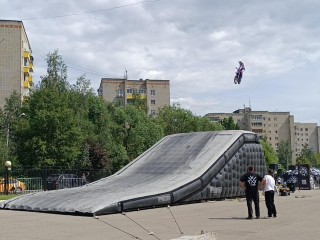 На праздновании Дня молодежи в Лобне выступила команда мотофристайла FMX13