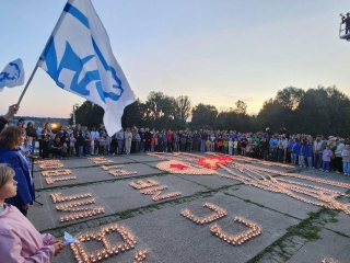 Свет памяти: жители Дмитрова выложили из свечей огненную картину с памятной надписью
