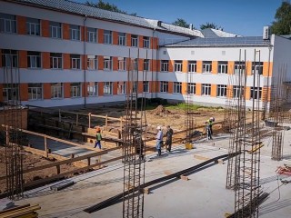 На стройке нового корпуса городского лицея бетонируют пол на первом этаже
