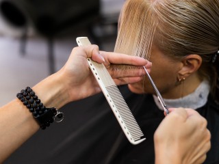Только три удачных дня осталось: когда в июне стричь волосы, чтобы они росли густыми