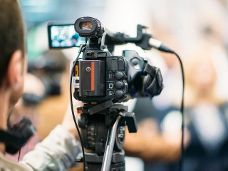 Съемочные бригады и специализированные фургоны заметили на улице Ленина в Королеве