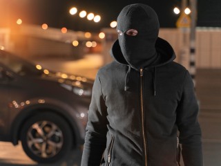 В Подрезково ночью украли огромного плюшевого мишку из ТЦ