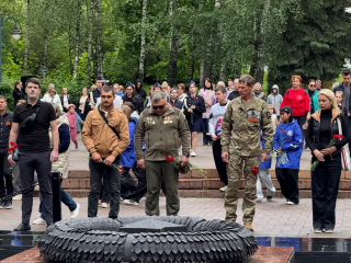 Жители Дзержинского возлагают цветы к Вечному огню в День памяти и скорби