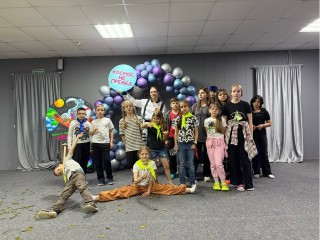 В подростковом лагере «Яркое лето» устраивают квесты, складывают оригами и танцуют на улице