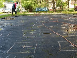 В Лобне начали монтировать детскую площадку во дворе дома на улице Крупская