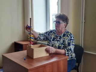 В социальном центре «Луховицкий» помогают пенсионерам восстановить мелкую моторику рук